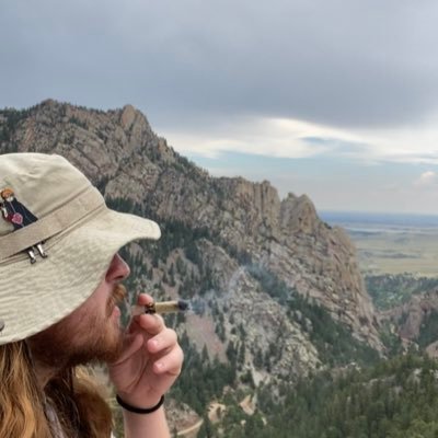 sn0w_roach's profile picture. I don’t like shit I don’t go outside.