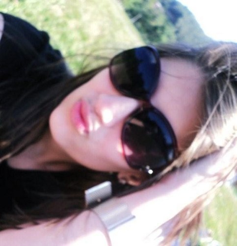 # Quem me ve , me ve sorrindo e vai ser sempre assim ♪