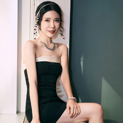 A stylish professional woman who loves life and learning. Hope to make friends with people from different fields.