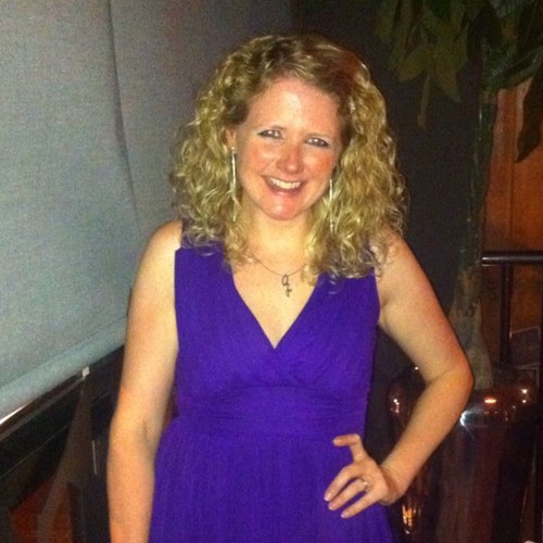 AmyTipper's profile picture. As you will see from my few and far-between tweets, I am mainly focused on books and champagne. I am a happy mum and love to sing.