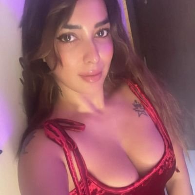 Hello friends, me India se hu aur 9 saal se shaadi ho chuki h aur mere 2 bachhe bhi h.... Twitter pr nayi aayi hu... please show love 🥺