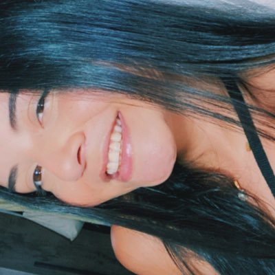 Paranoica,obsessiva, egoísta, egocêntrica, narcisista, porém linda.