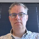 zoon van de Allerhoogste, man van Corine, vader van Wander en Idwer, manager, koken, zingen, lezen