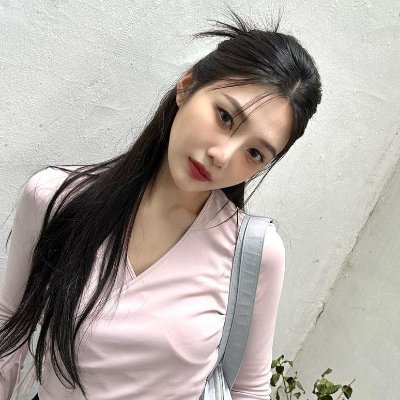 ♔ 𝓘llusory ━ She, the mesmerizing d ̲amsel with dreamlike charm and ethereal presence. Reigning the fourth region of ℜ𝐞𝐝 𝔙𝐞𝐥𝐯𝐞𝐭.