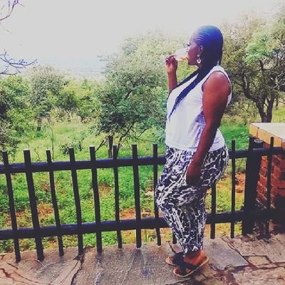 RubySLR's profile picture. Content Creator | A Creative who enjoys all the colors that ART brings to life | Let's talk everything LIFE on my YouTube Channel🎙☕️❤️😘