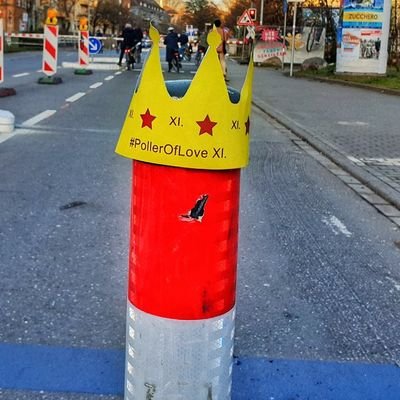 Gestatten, PollerOfLove XV. Ich bin die Durchfahrtssperre für Kraftfahrzeuge in der Fahrradstraße in Konstanz. Leider werde ich ziemlich oft flachgelegt.