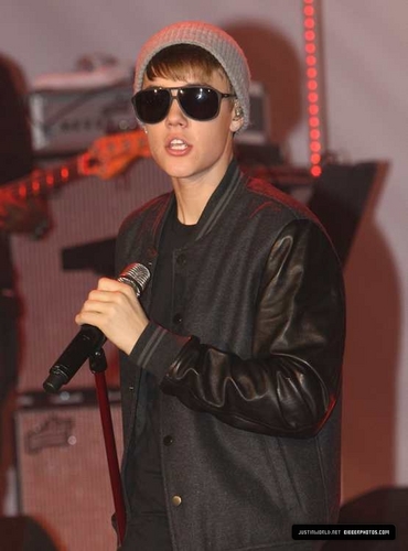 ~12-10-11 River Plate -Fila 5 ,Platea alta.
Justin Bieber Te amo.
.-Never say never .-