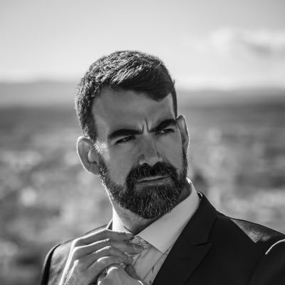 Defensaré la República on i quan calgui. I si a més puc fer uns riures, millor! {Ell, He/Him}