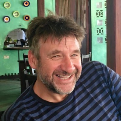 Communicant, mari, papa, joueur de foot, supporter, fan de BD, de pub, de politique et de vin, chti de naissance, parisien de cœur et breton d'adoption.