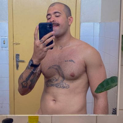 Paraense e comentarista em publicações de páginas de humor e fofocas no Instagram.