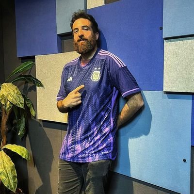 Periodista, todavía.

Fútbol, música y política. 📻 @1023fmcba