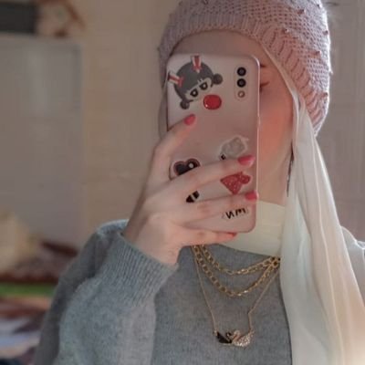 الأيام كفيلة بأن تَخَلُق منك شخصاً لا يأبه برحيل أو قدوم أحد .
