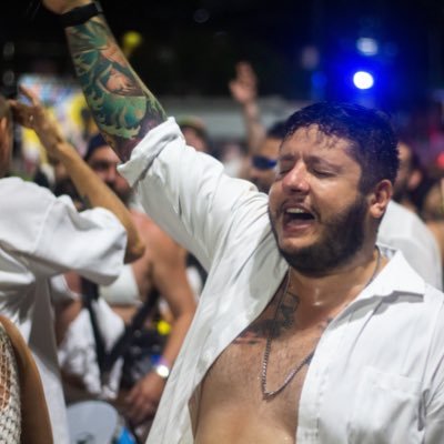 Já fui podcaster, vocalista de banda emo, streamer e jogador de futebol americano. Ainda sou emo, umbandista e legal pra caramba.