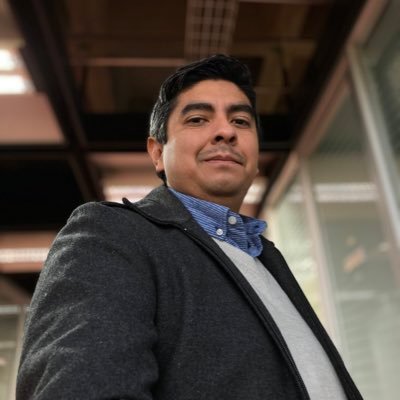 Periodista y profesor. Me gusta caminar y las historias de detectives.