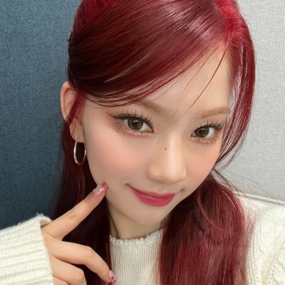 rainbow_hwa's profile picture. hirai momo enthusiast ☽ she/they