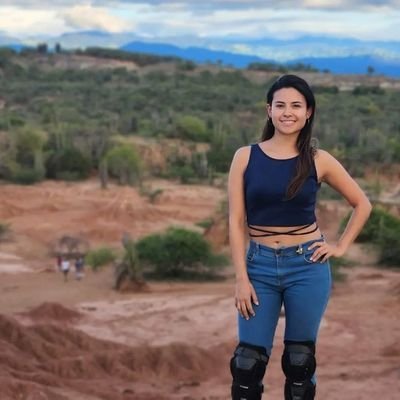 100% Ecuatoriana 🇪🇨 Comunicadora, Futura Abogada y amante de las motos