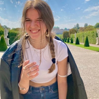 Entre la enseñanza y la música. Me hace feliz viajar, el sol, una cerveza con amigos y comer aguacate. 🌞