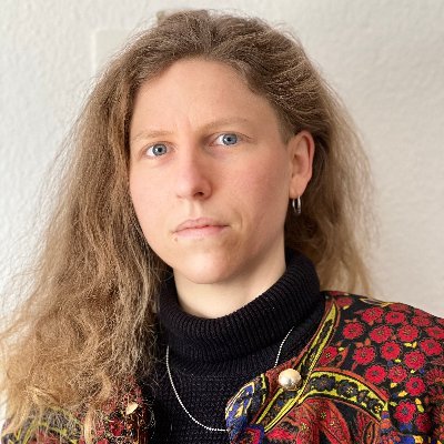 Art historian and writer based in Germany, working transhistorically and internationally - just call me Vi !