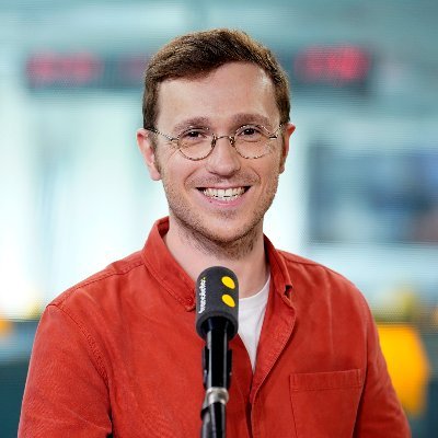 Journaliste à l'Agence @franceinfo @radiofrance, spécialité politique, et joker à la présentation. Photo : Radio France / Christophe Abramowitz