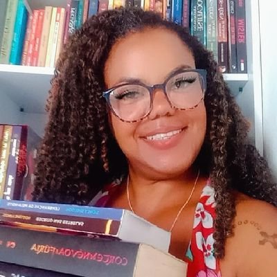 Professora de profissão ✍ Escritora de coração 📚 Amo um bom livro de romance e Fantasia. Apaixonado por séries e Beyoncé 💖