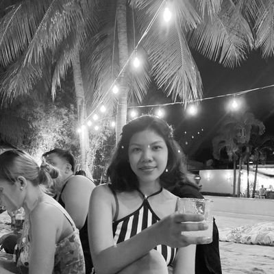 looornie's profile picture. someday we'll know 🛩️