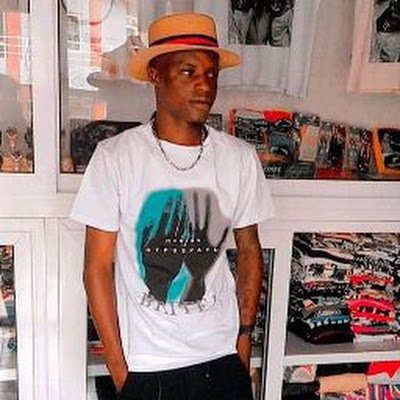 Je suis un artiste chanteur compositeur et chanteur. Aux Bénin