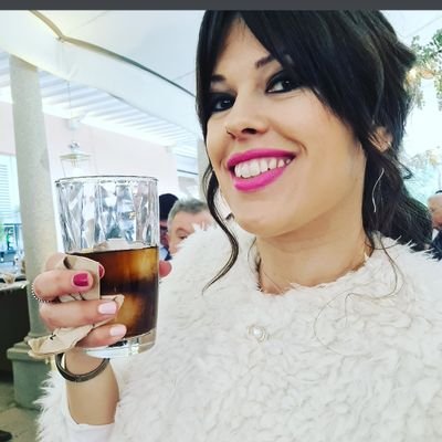 El tipo de chica que lleva una zapatilla de cada color. Opiniones personales. Croquetas siempre, pizza con piña, café con horchata. A llorar, a la llorería.