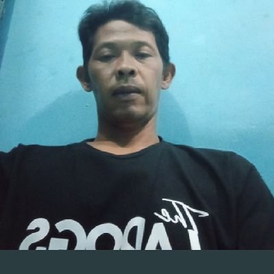 Hanya manusia biasa yg tak suka keramaian,
Aku bukan siapa2
Krn aku bkn apa apa
Yg tak ada apa apanya
Bahkan aku tak Punya apa2 untuk kubanggakan