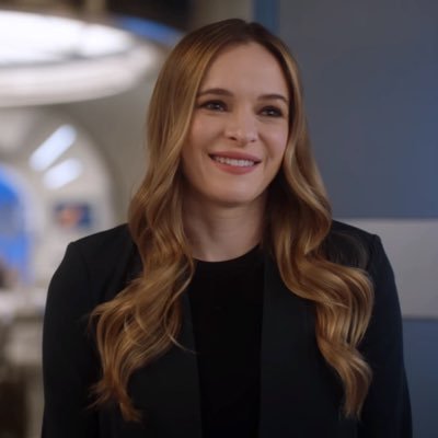 Hi I’m Caitlin Snow and I own star labs and I’m married to @Avril3725 and @LustingBolts children are @CometReindeerSt and RP account