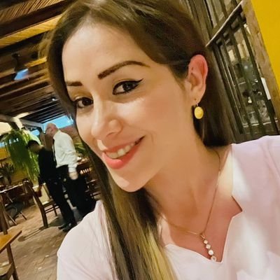 Soy madre de una hermosa bebe, la misma que me motiva a luchar en la vida y salir adelante