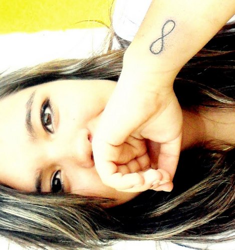 16 anos, capricorniana, último ano do ensino médio, futura personal e professora de Educação Física e Gremista com muito orgulho. *-*