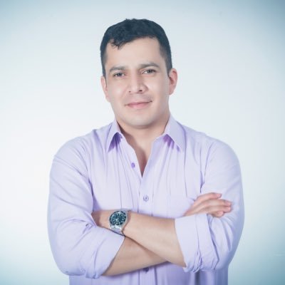 Ingeniero, abogado. MsC. MER. MsC. PhD(c), lector apasionado, amante de la ciencia, del conocimiento, y del espíritu universal.