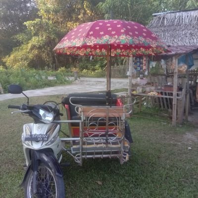 Saya jualan kue anak-anak pakai becak.