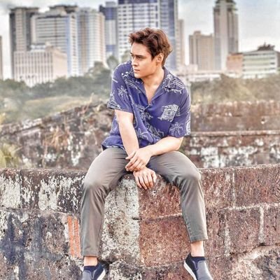 Hopeless romantic ❤
solid Quen fan