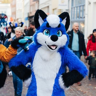22 🇩🇪 musician | producer | amateur voice actor 🎤 |
addicted to guitars and musical equipment 🎹🎛️ | 

And of course a tiny blue wolf 🐺