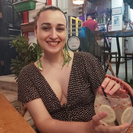 Mulher descobrindo o que gosta e aprendendo a viver.