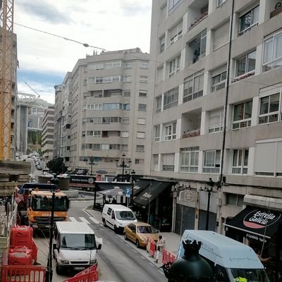 Fun pintor. Ahora dou nome a unha rúa do centro de Vigo de acceso ao FFCC, recén humanizada pero con obras constantes 🤷🏻