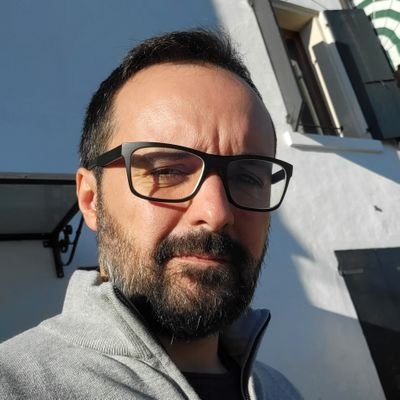 Faccio un lavoro usurante: sono quotidianamente a contatto con l'apparato burocratico italiano.
Amo viaggiare negli USA - Fotografo scarso - Nerd professionista