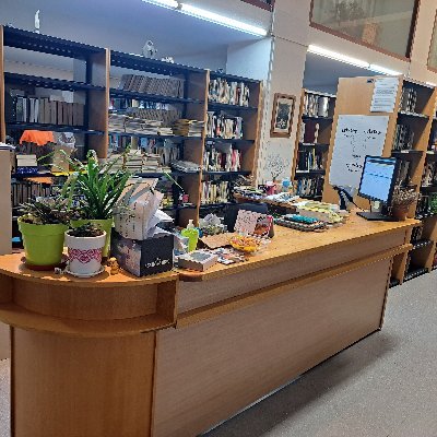 La Biblioteca Municipal de Dueñas existe desde el año 1954. Se ha ido actualizando con el paso del tiempo y sigue siendo un punto de encuentro.