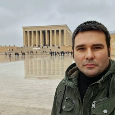 Türk milliyetçisi 
Atatürkçü 
Yobaz düşmanı...
Eskisehirsporlu...