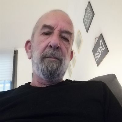 yonikroll's profile picture. live and let live