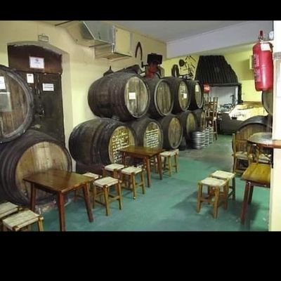 Abrimos los fines de semana también por la noche, con los mejores precios y música.
Lugar de copas y reuniones, con gran variedad de vinos, bebidas y tapas.