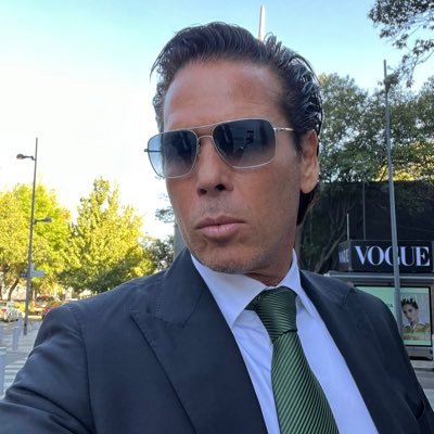 Actor, empresario y abogado. Piensa positivo y tu mundo será positivo