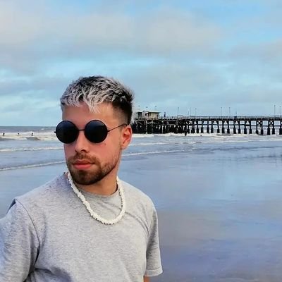 Hincha de Racing. Cuando pinta tiro algunos tweets, estudiante de Abogacía (Undav), amante de la música, los animales y la birra