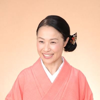 講談師です 2011年真打昇進
ホームページに出演情報などまとめてご案内致しております。
古典のほか新作では、昔話や小説・ほろ苦く時に残酷な青春もの・超高齢社会の中知りたいけど聞きにくい「遺言」や知っておきたい「福祉制度」の話など。
講談の可能性を発揮させたいと取り組んでいます。