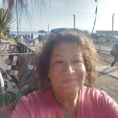 Hija de Marta y Manuel, Esposa de Carlos,
Mamá de Sebi y Manu, Abuela de Facu y Monita. Profe de Inglés,
Romántica y feliz viajera emprendedora,
Amo la 🏖