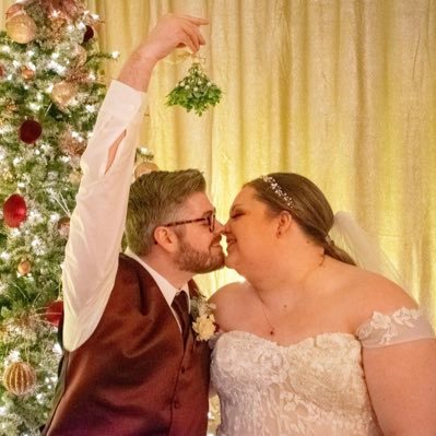 saraelizabeth's profile picture. Etsy : @ReigleArrangements