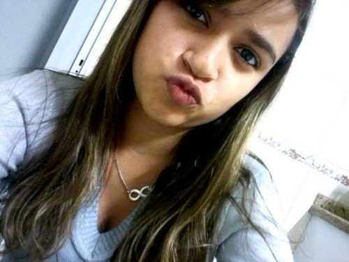 twitter,msn, viciada em chocolate,barraqueira,librana.Me segue e ganha um beijinho  ;*  .