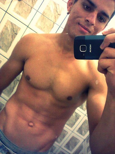 Sou Breno, não sou colirio, sou ator pornô, sou sexy, não sou difícil mais também não sou fácil, nem vem achando que vou te dar moral, porque isso é pra poucas!