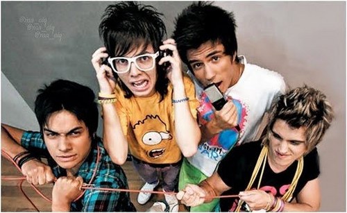 Criado no dia 21/09/2010 
DONAS(O): Danielli, Jamylle, Monalisa e Iury.
MSN DO FC: viver_restart@hotmail.com
   
         Te amo Restart